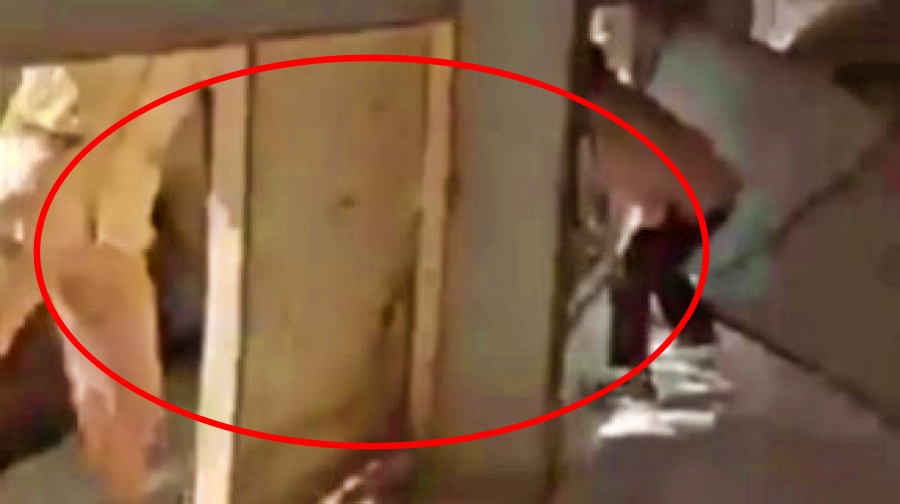 tangkapan layar video puluhan pelajar SMP serang bangunan SD di Mataram