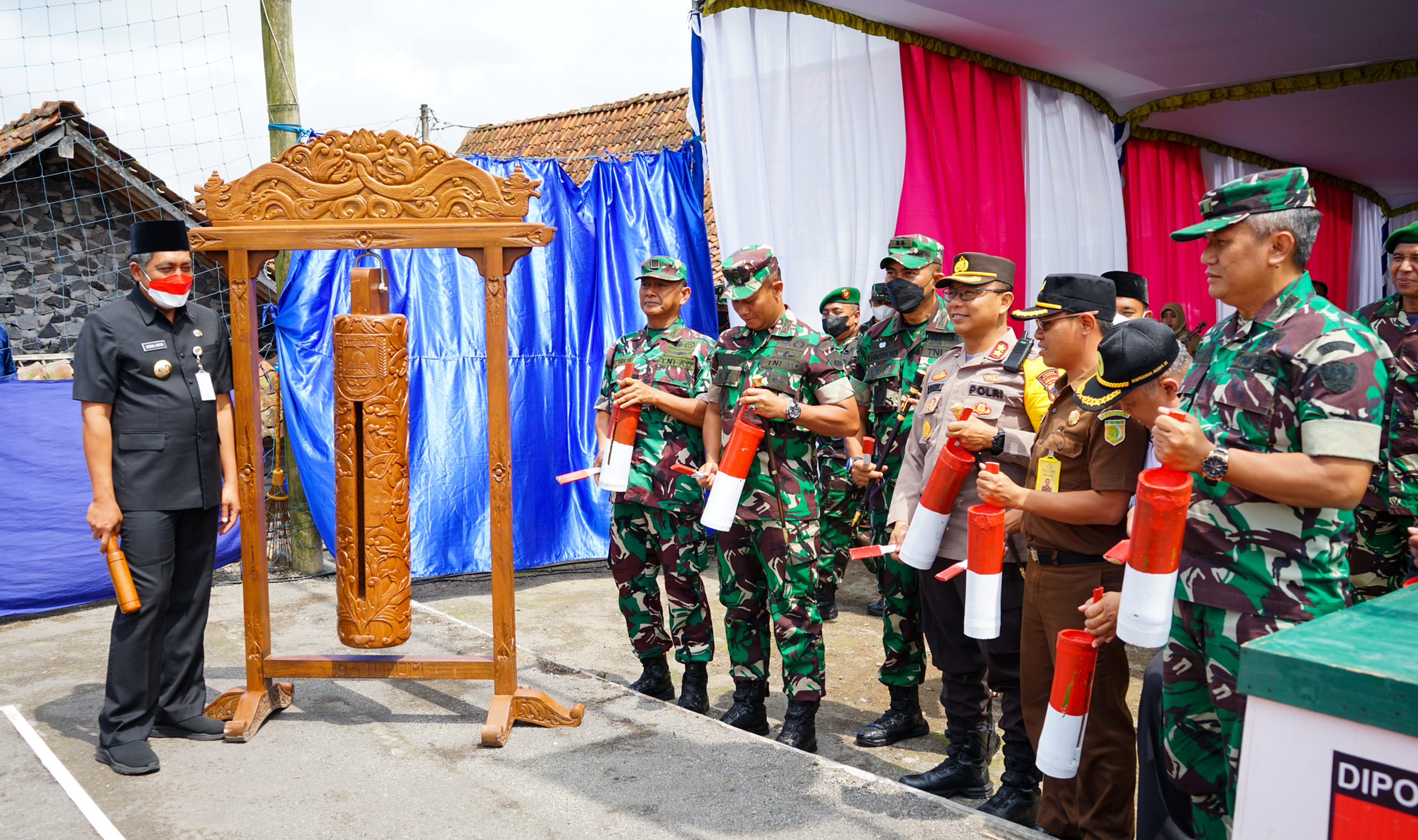 Bupati Magelang Zaenal Arifin bersama jajaran Forkompimda saat membuka kegiatan TMMD Ke-115 Sengkuyung Tahap III Di Desa Ngargomulyo, Kecamatan Dukun