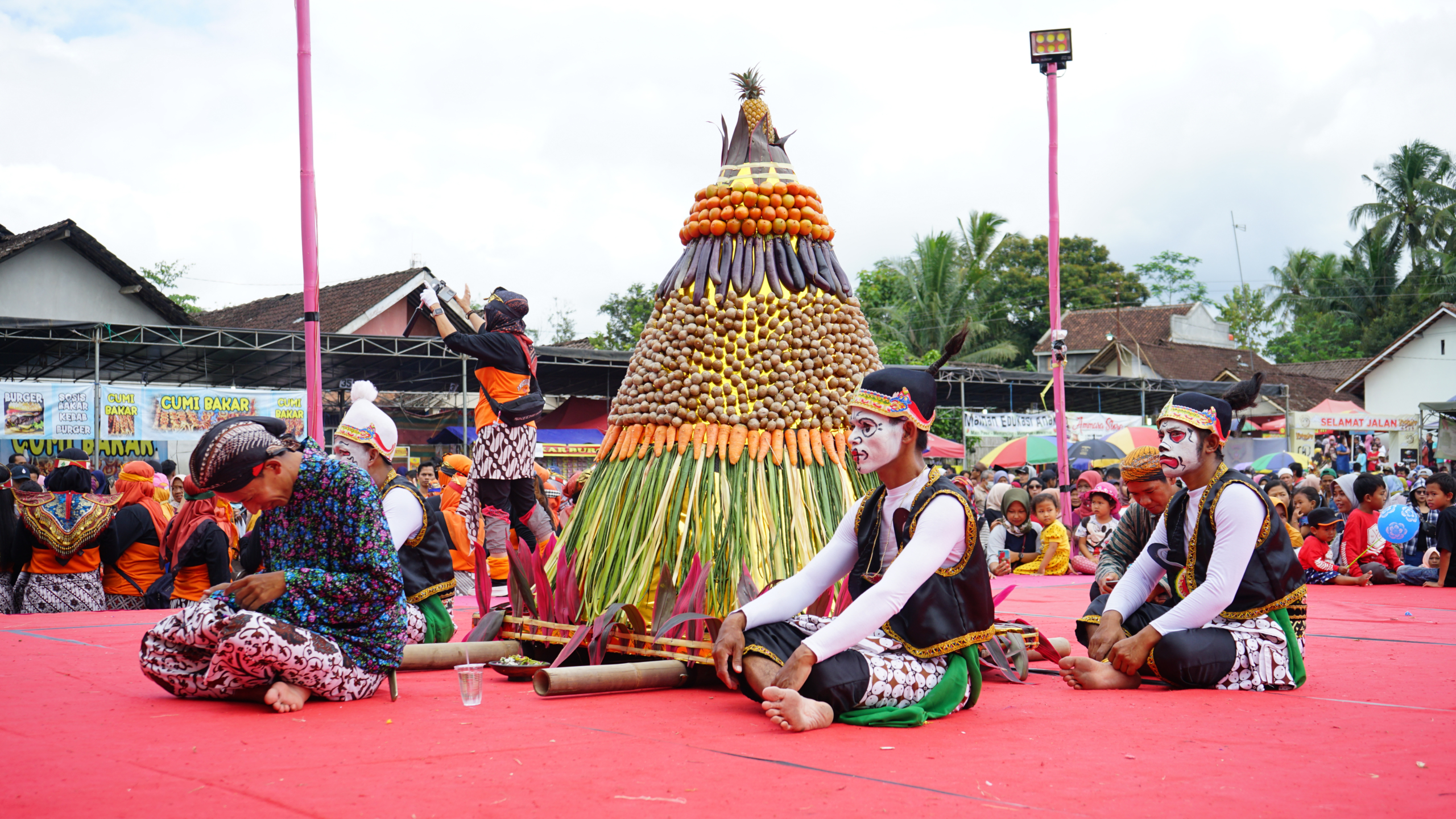 Kirab Gunung di Grebeg Ojeg Salaman Magelang