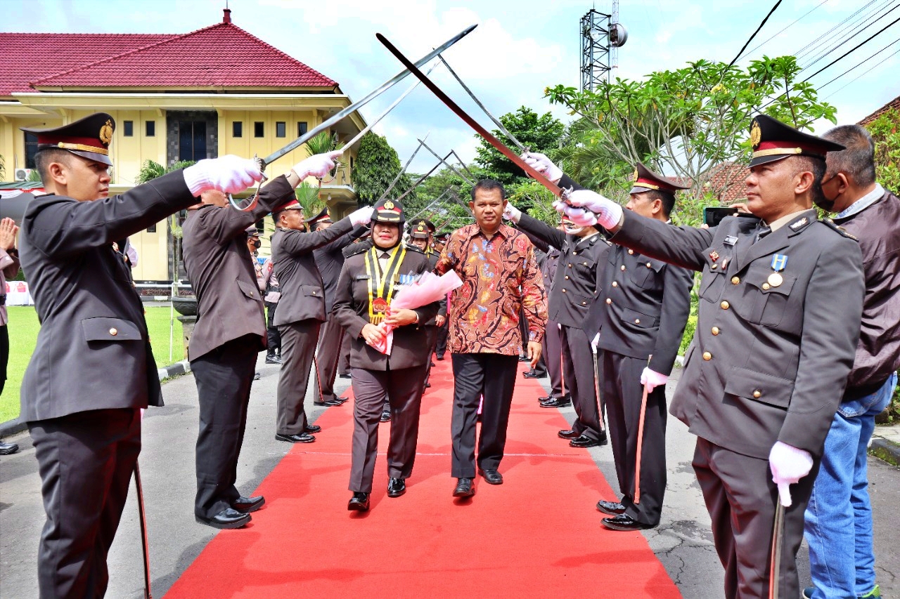 Anggota Polres Magelang yang purna tugas melewati tradisi pedang pora