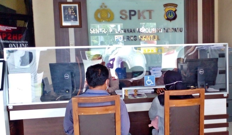 Atlit gulat bantu saat melapor ke polisi karena dugaan pelecehan oleh pelatih