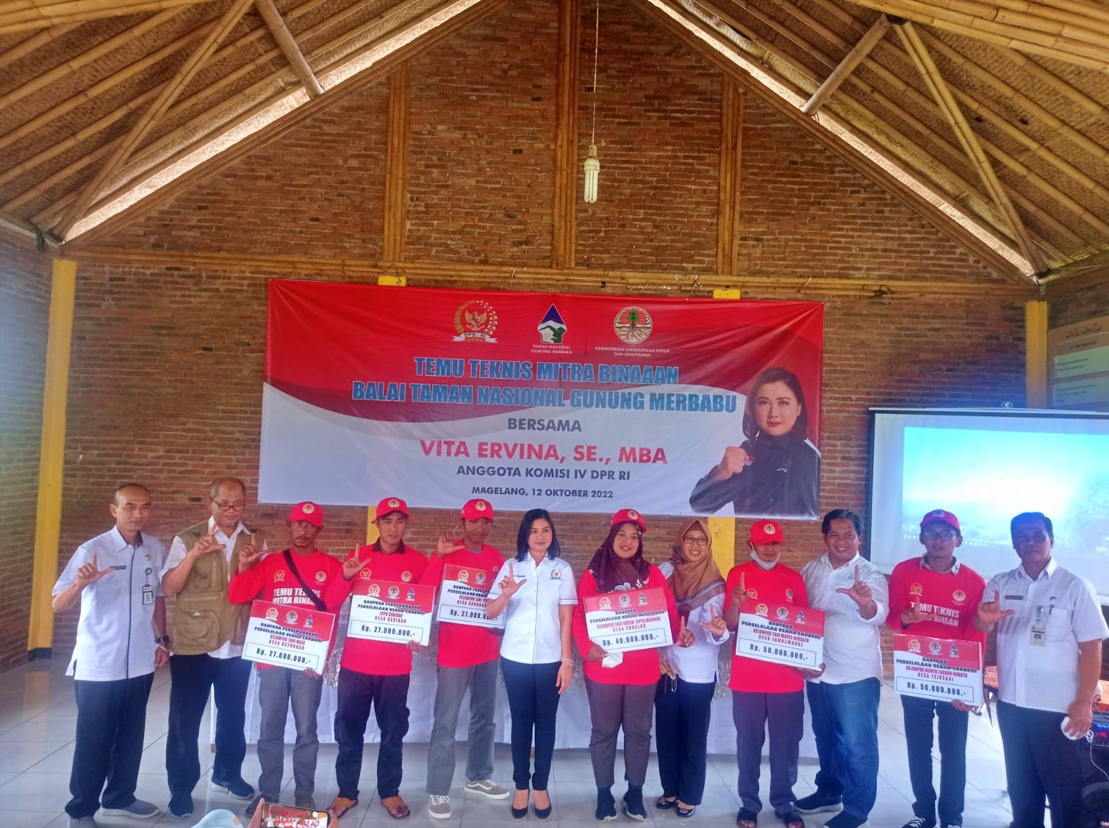 Bantuan kepada Kelompok dampingan BTNG Merbabu diserahkan oleh Vita Ervina