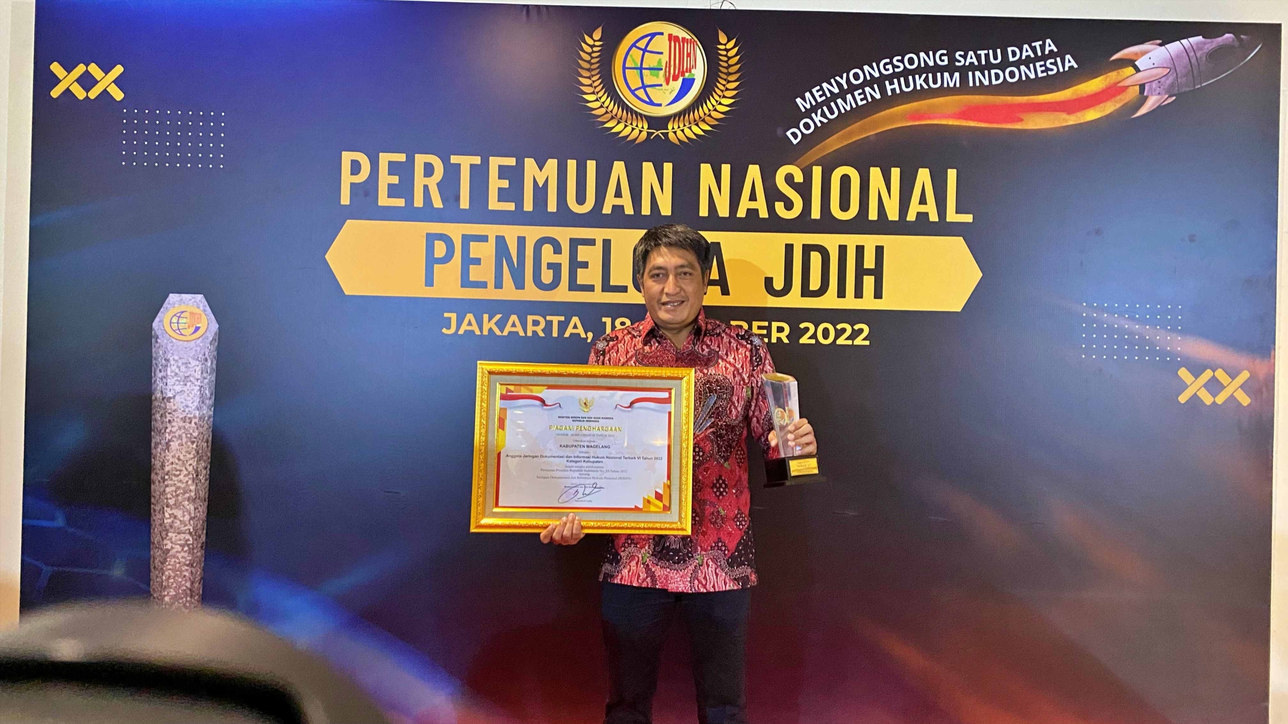 Bupati Magelang Zaenal Arifin saat menerima Penghargaan Anggota JDIHN Tahun 2022.