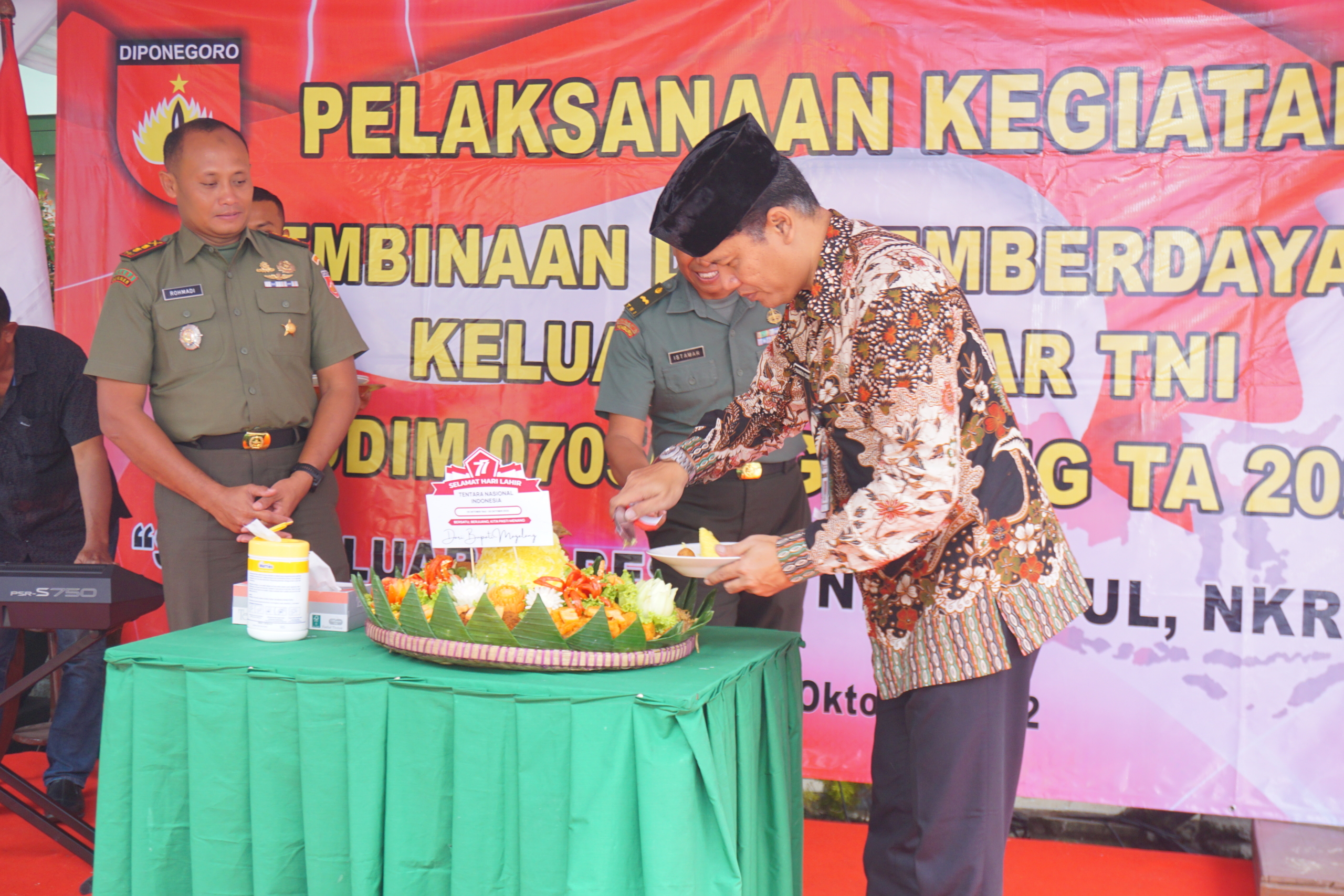 Asisten Pemerintahan dan Kesra Setda Kabupaten Magelang, Nanda Cahyadi Pribadi memberikan kejutan berupa Nasi Tumpeng kepada Dandim 0705/Magelang, Letkol Arm Rohmadi memperingati HUT Ke-77 TNI