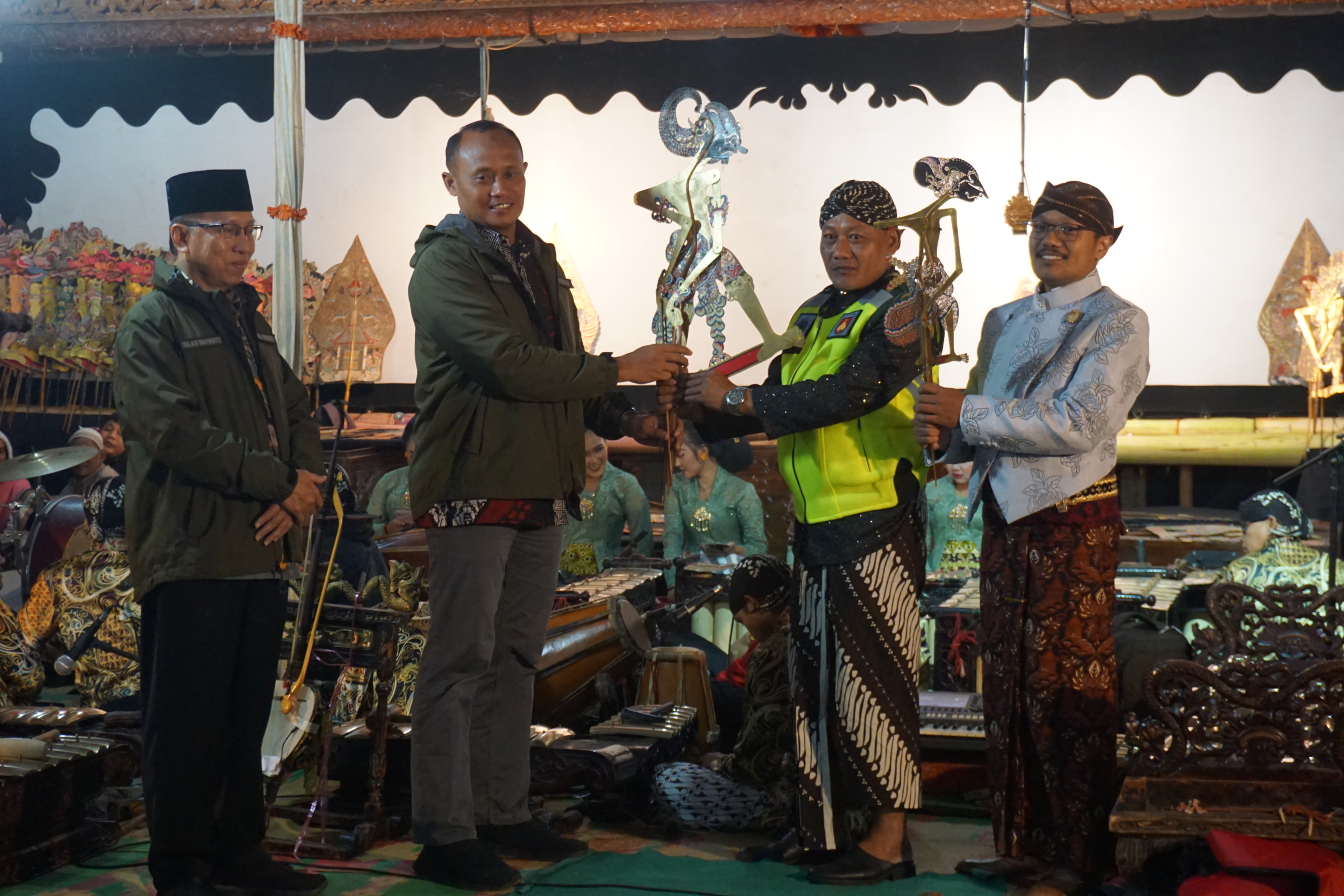 Sekretaris Daerah Kabupaten Magelang Adi Waryanto dan Dandim 0705/Magelang Letkol Arm Rohmadi saat menyerahkan tokoh wayang kepada dalang Serma Sukardi Hadi Suwito dan Sih Agung Prasetyo