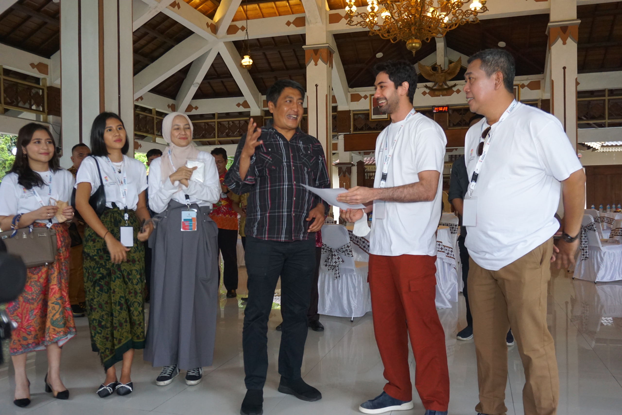 Bupati Magelang Zaenal Arifin saat menyambut Rombongan Tim FFI sekaligus memberikan fasilitas moda transportasi wisata VW Safari kepada Tim FFI