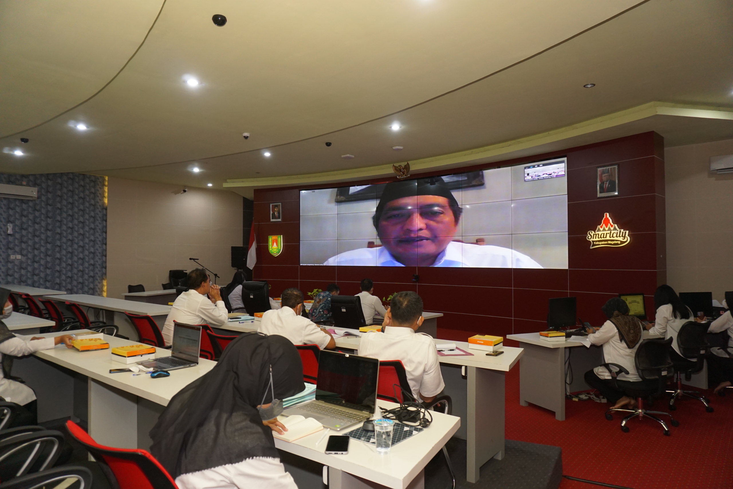 Bupati Magelang Zaenal Arifin saat memberikan arahan melalui zoom meeting pada kegiatan Rakor POK Terpadu akhir triwulan III Tahun Anggaran 2022
