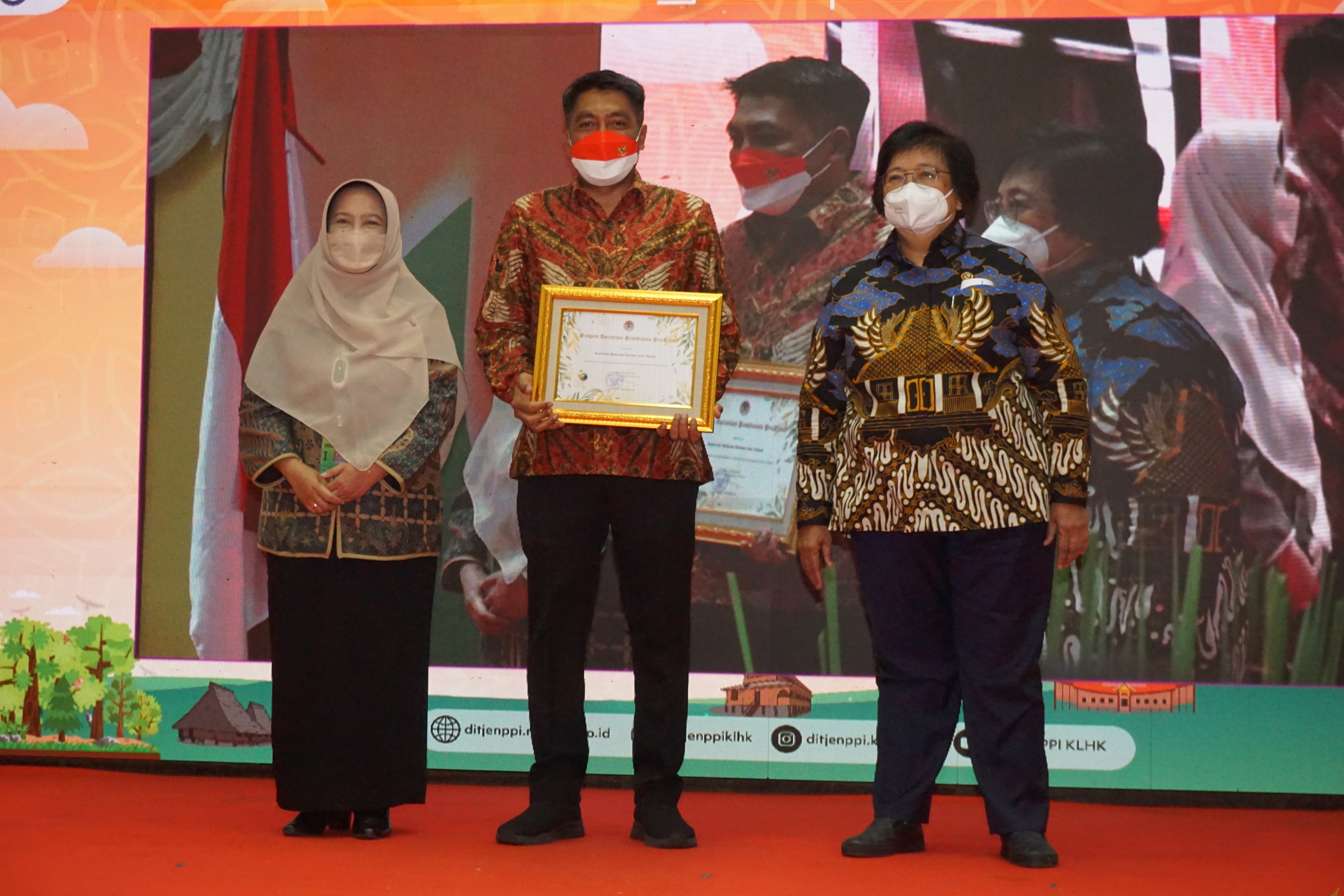 Bupati Magelang Zaenal Arifin saat menerima penghargaan Proklim dari Menteri Lingkungan Hidup dan Kehutanan RI, Siti Nurbaya Bakar (sebelah kanan) didampingi Dirjen Pengendalian Perubahan Iklim (KLHK), Lhaksmi Dhewanti.