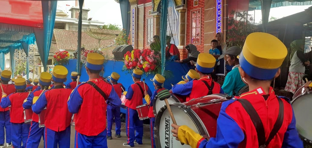 Drum Band SD N Sengi 2 saat pentas dengan meriah