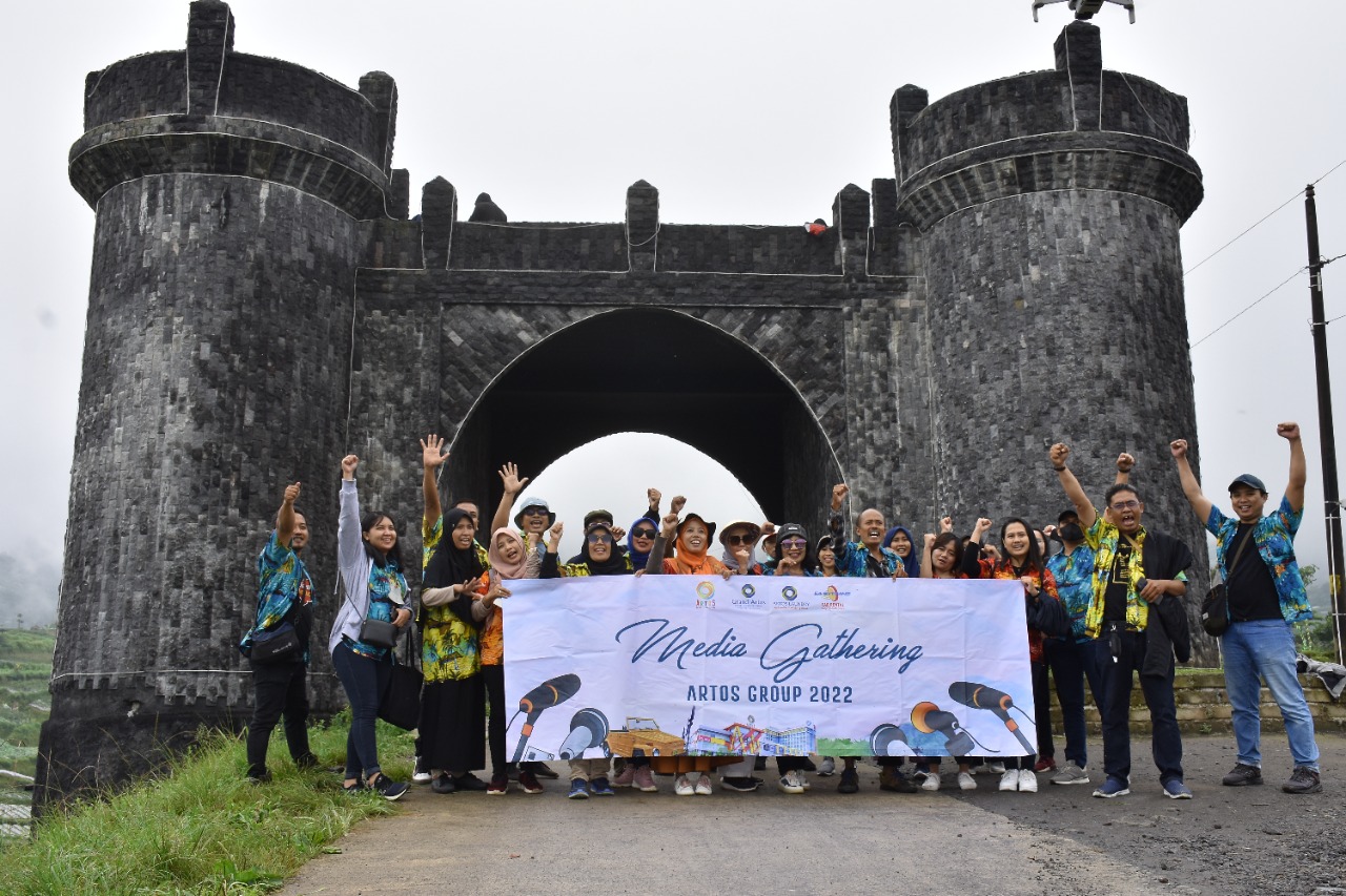 Foto Bersama di Negeri Kahyangan Dalam Media Gathering Artos Group