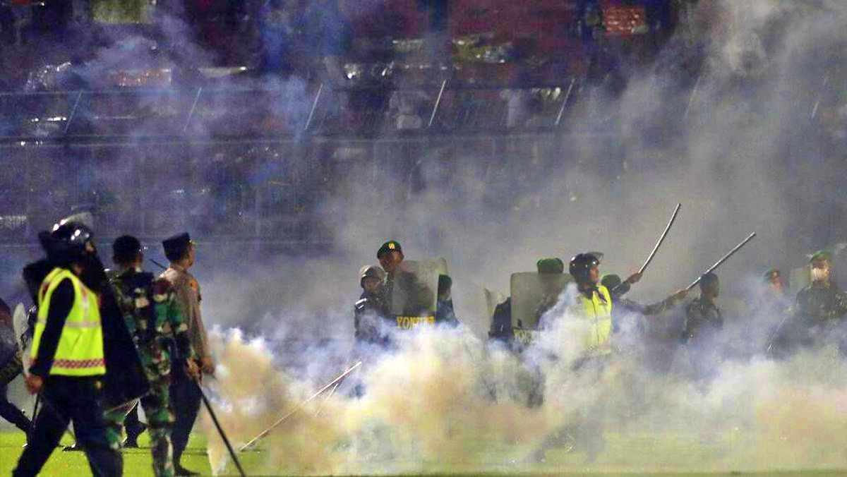 Foto gas air mata di dalam stadion Kanjuruhan Malang