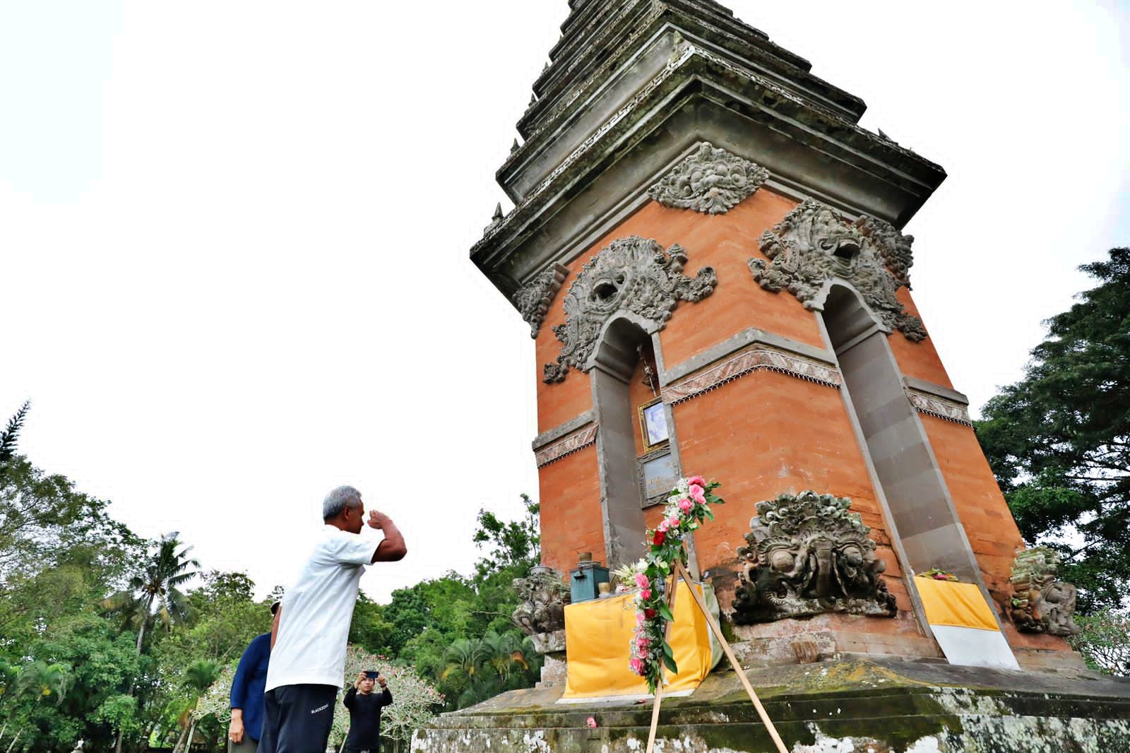 Ganjar Pranowo nampak terharu saat menaburkan bunga di depan Candi Puputan Margarana kompleks Taman Pujaan Bangsa Margarana