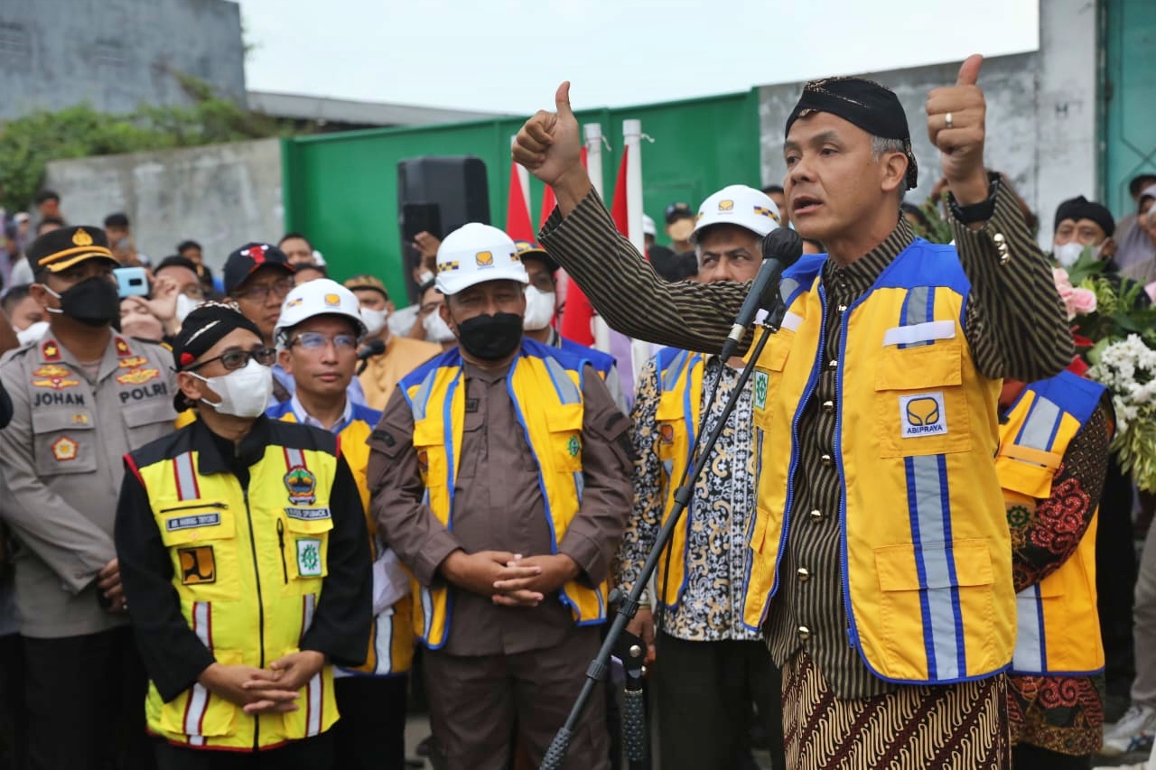 Ganjar saat audiensi dengan warga yang demodi Flyober Ganefo Demak