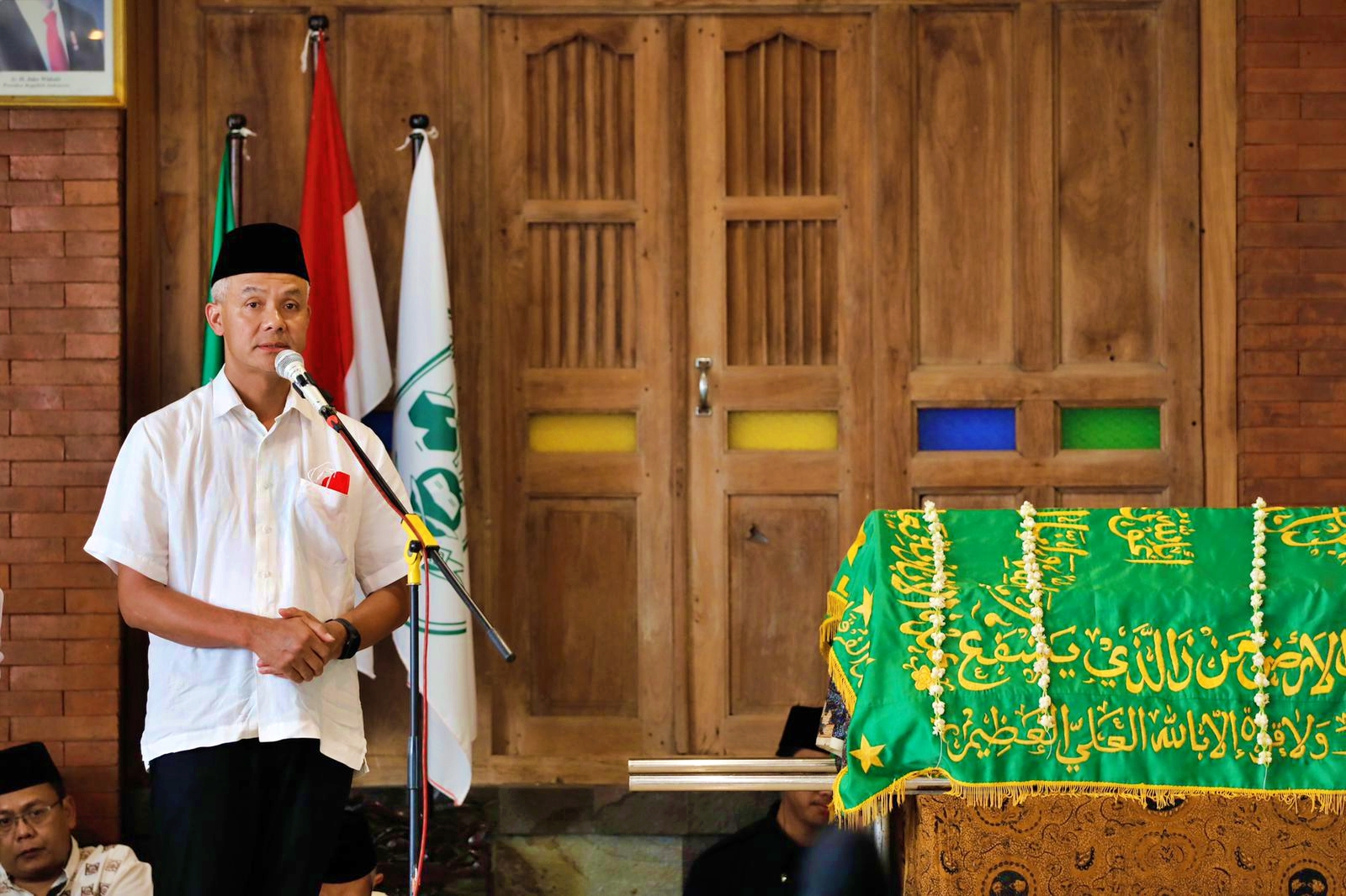 Ganjar saat melayat dan menghadiri pemakaman KH Muhammad Dian Nafi' di Kompleks Ponpes Al-Muayyad Windan, Kartasura