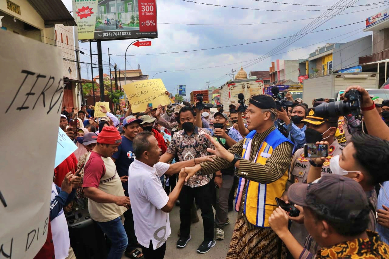 Ganjar temui warga yang demo di Demak