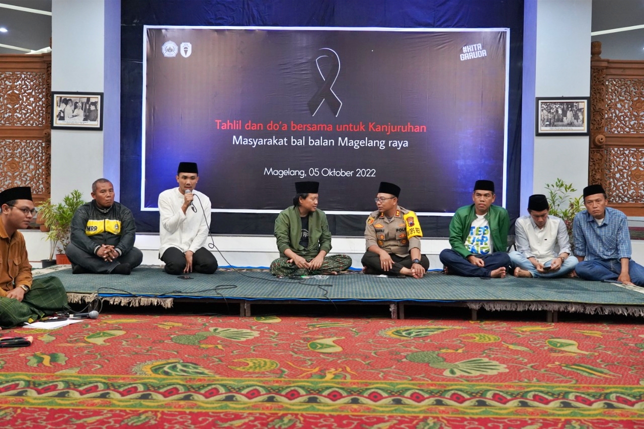 Gus Yusuf doa bersama untuk tragedi kanjuruhan Malang bersama Suporter di Magelang