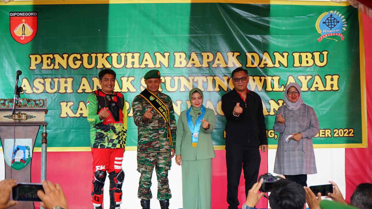 Bupati Magelang Zaenal Arifin bersama saat Kepala Perwakilan BKKBN Widwiono mengukuhkan Bapak Asuh Anak Stunting (BAAS) dan Ibu Asuh Anak Stunting Kabupaten Magelang.
