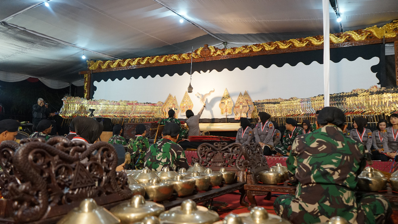 Karawitan “Wirama TNI-Polri Manunggal” Meriahkan Pagelaran Wayang Kulit di Kodim 0705/Magelang