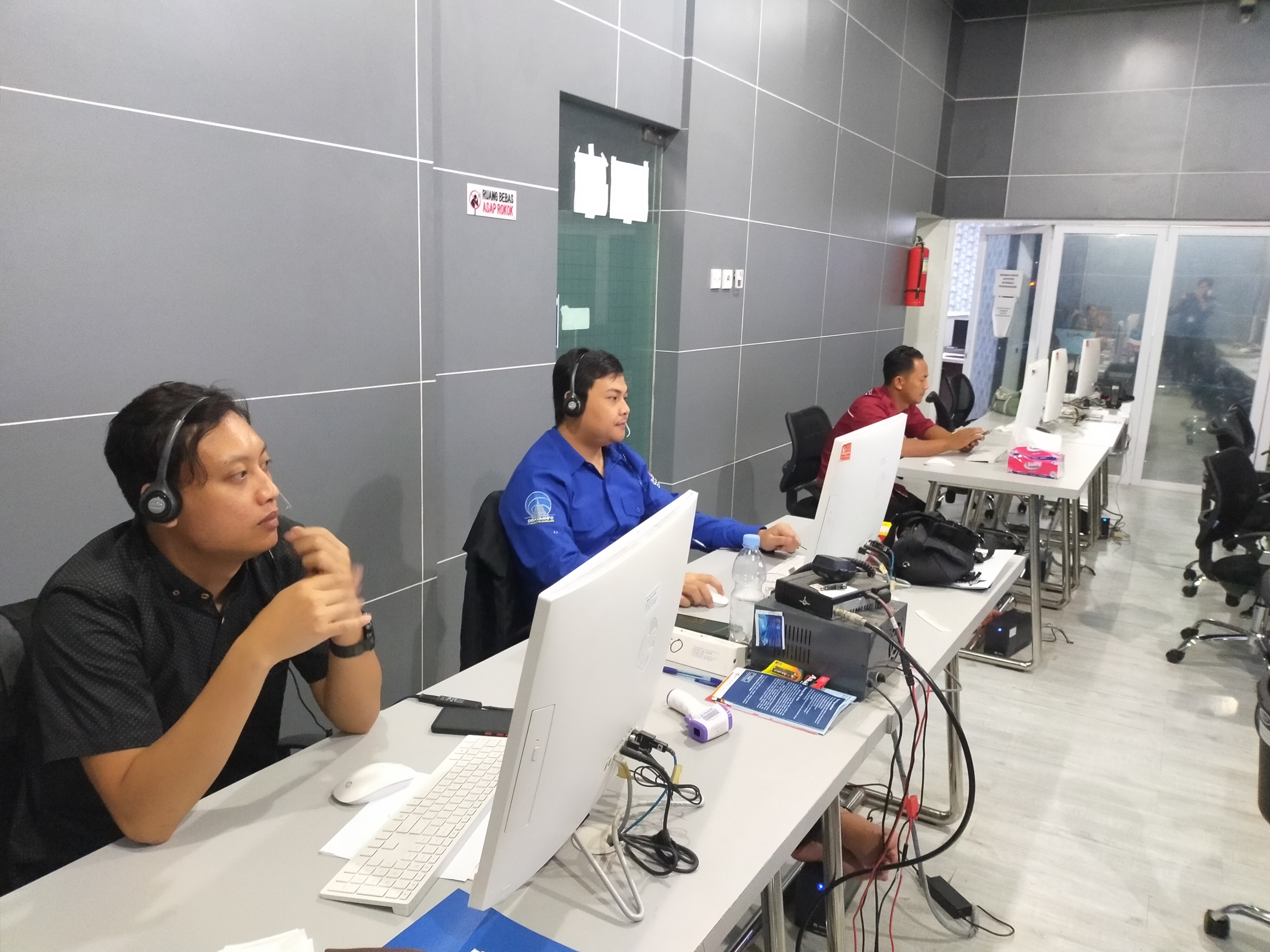 Staf Operator Call Center 112 Kabupaten Magelang saat bertugas melayani masyarakat