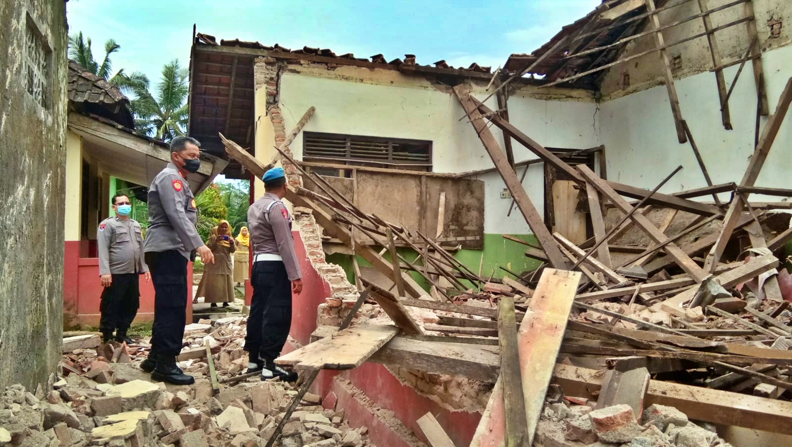 Jajaran Polsek Tegalrejo Polres Magelang saat meninjau bangunan sekolah yang roboh