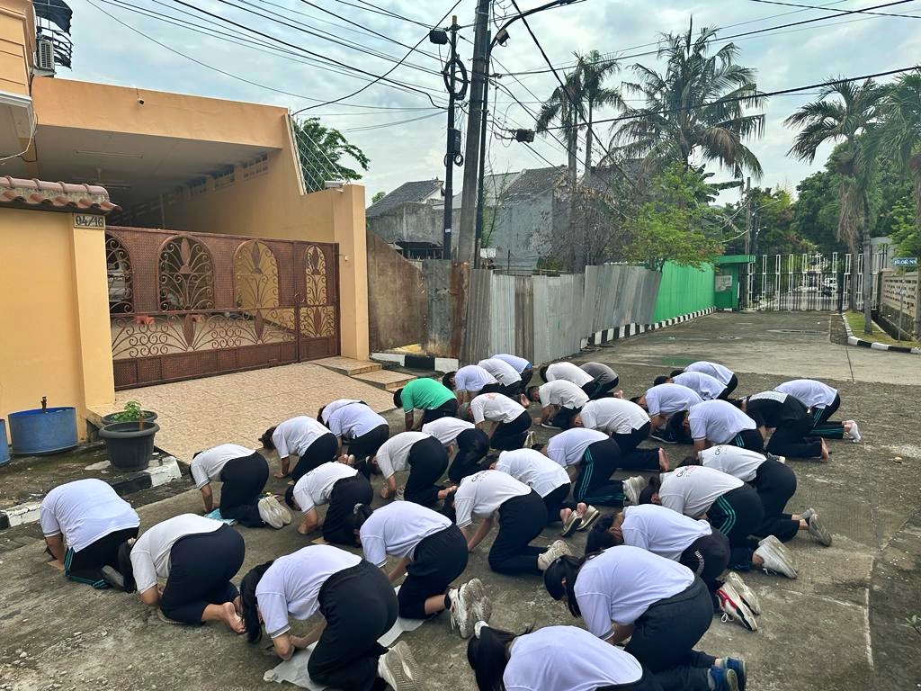Jamaah umat Budha saat bersembayang di depan Vihara Buddha Tien En Tang di kawasan Green Garden jakarta Barat