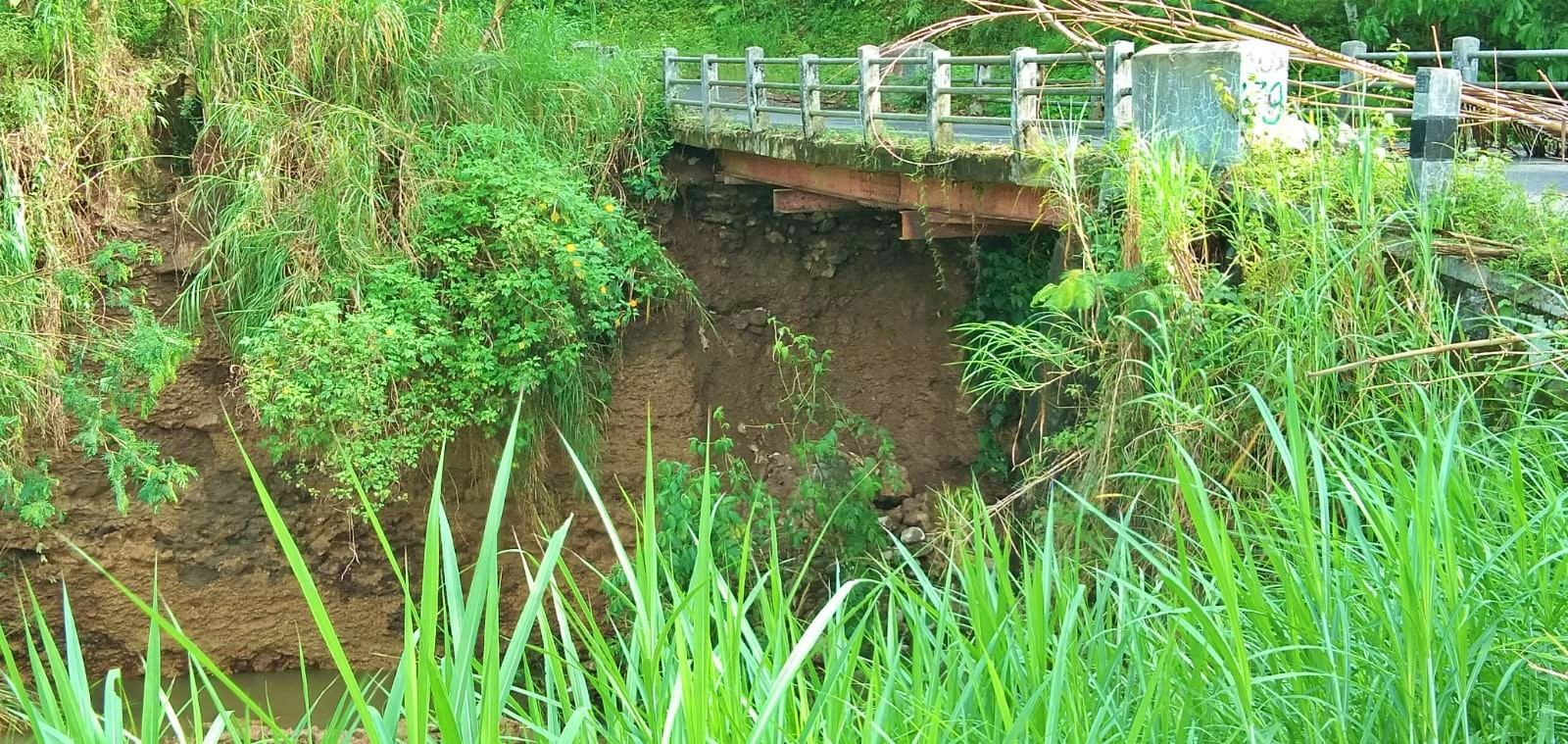 Jembatan Semawang Bandongan ditutup