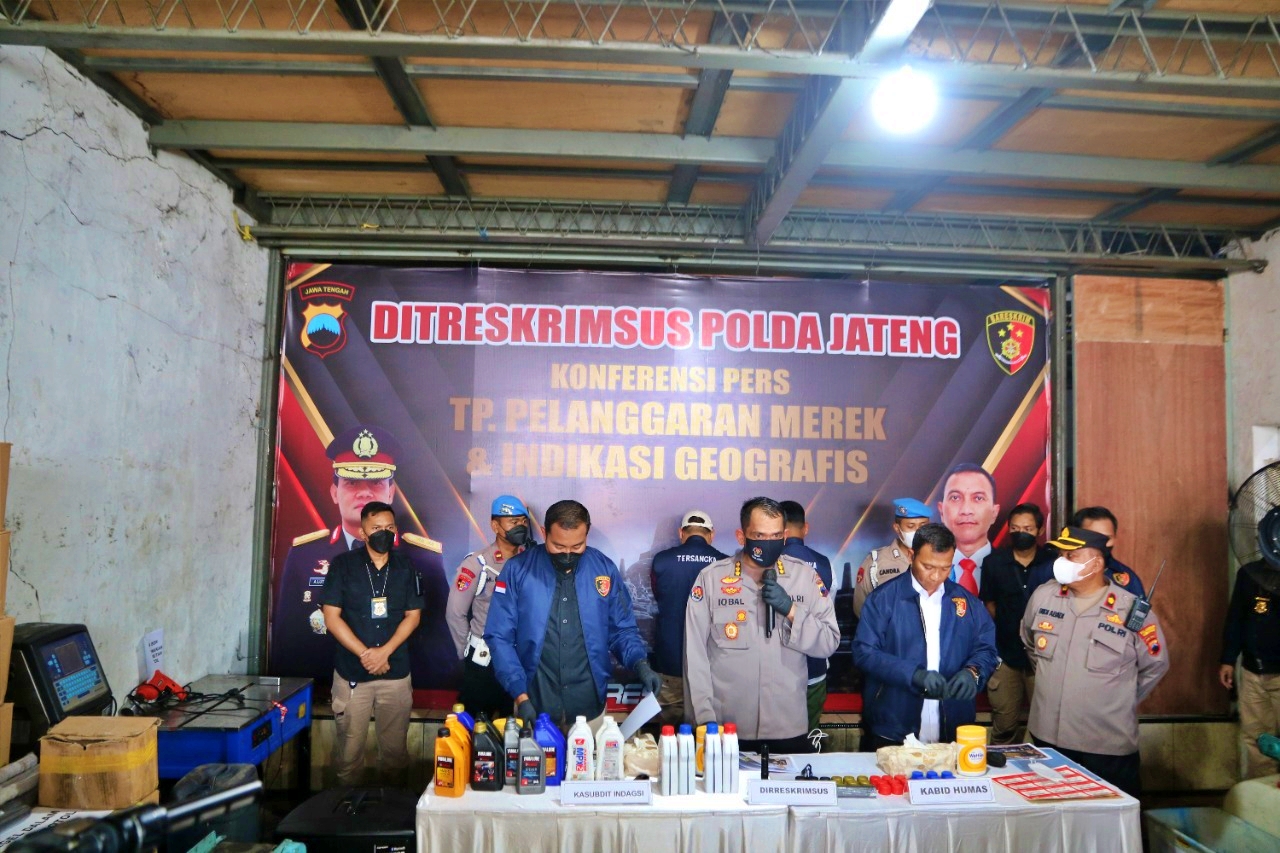 Jumpa pers Polda Jateng di Pabrik Oli Palsu yang digerebeg mereka