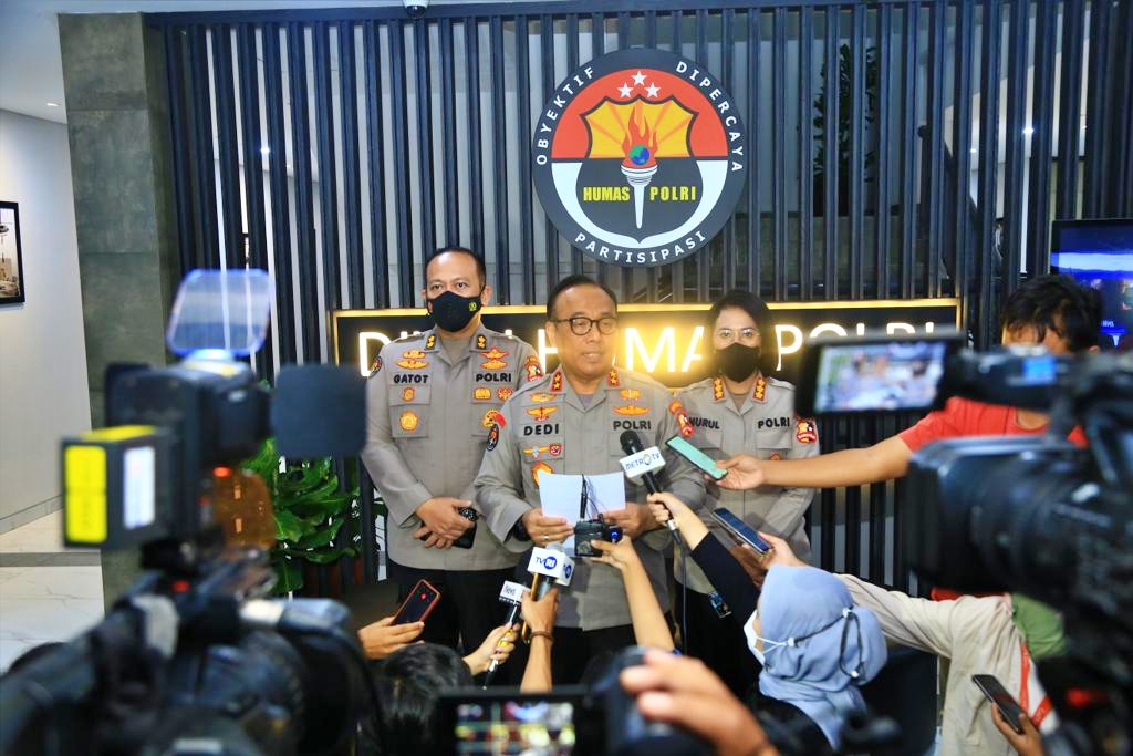 Kadiv Humas Polri Irjen Dedi Prasetyo saat diwawancarai terkait tragedi kanjuruhan malang
