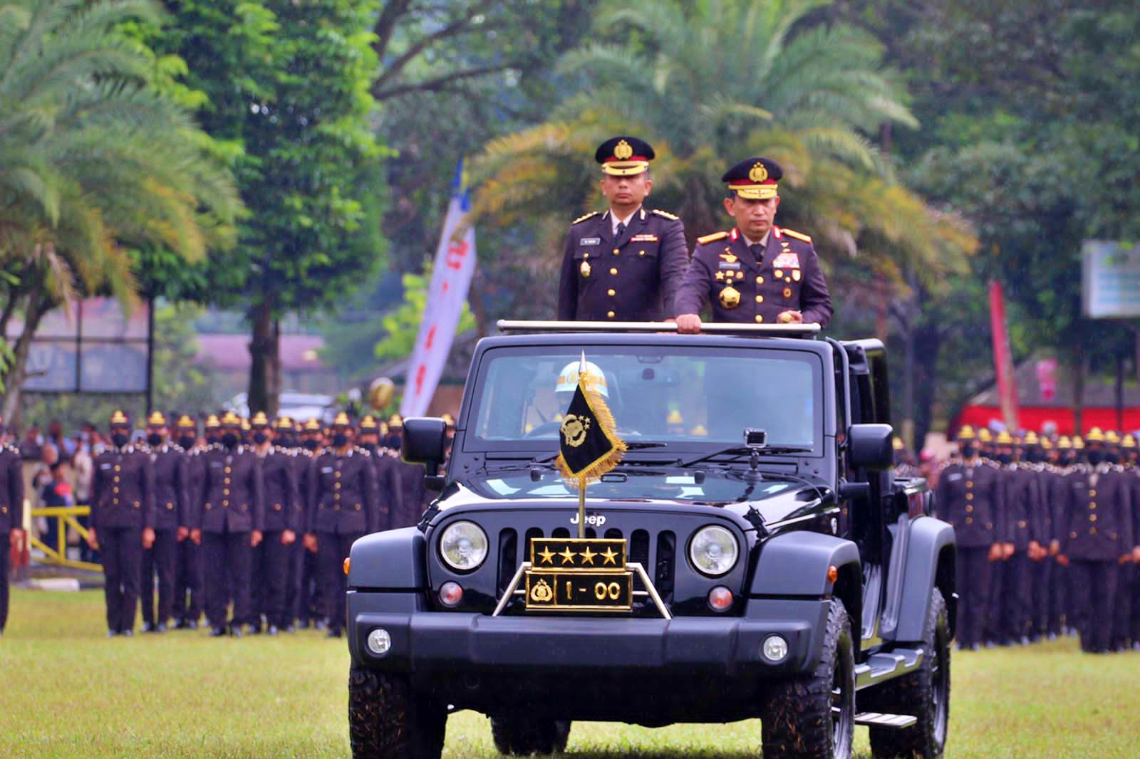Kapolri saat melantik ribuan perwira polisi