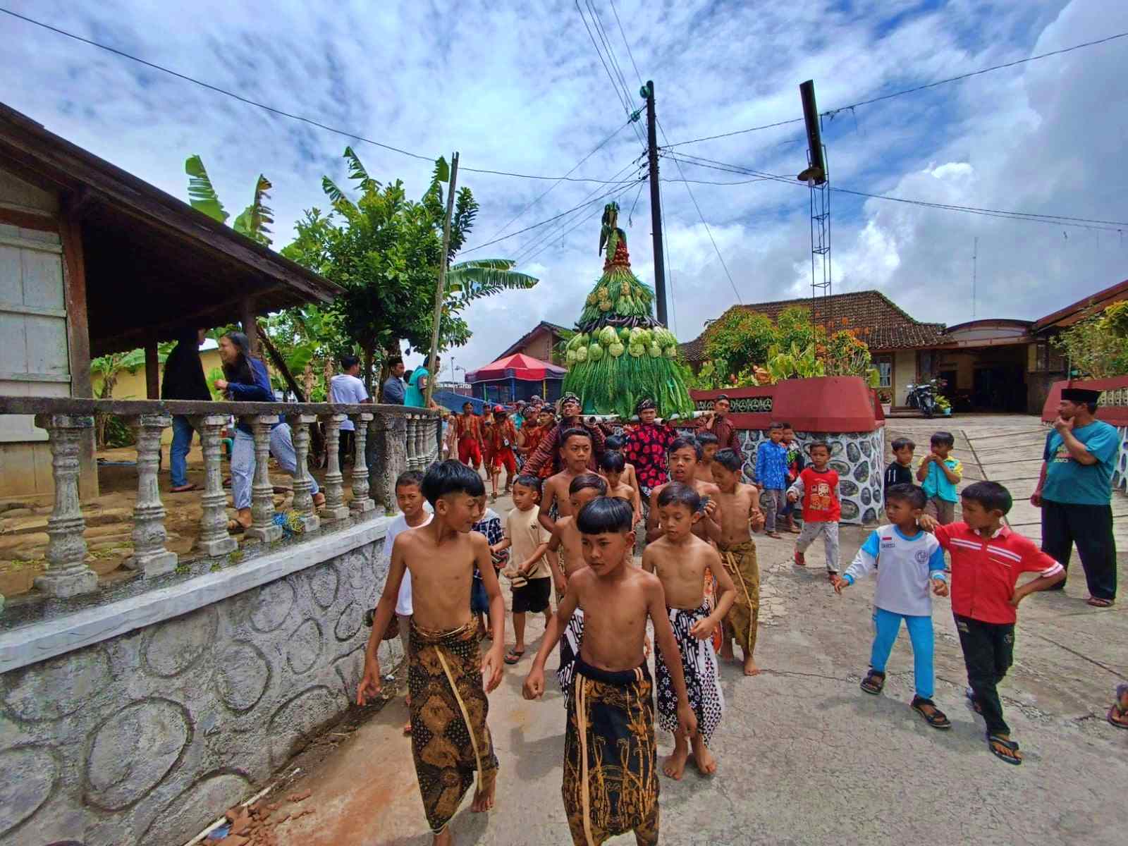 Kirab Gunungan Sayuran ramaikan Merti Dusun Gogik Girirejo Ngablak Magelang