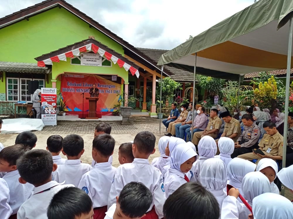 OJK dan Bank Bapas 69 saat terjun ke sekolah di lereng Merapi Magelang