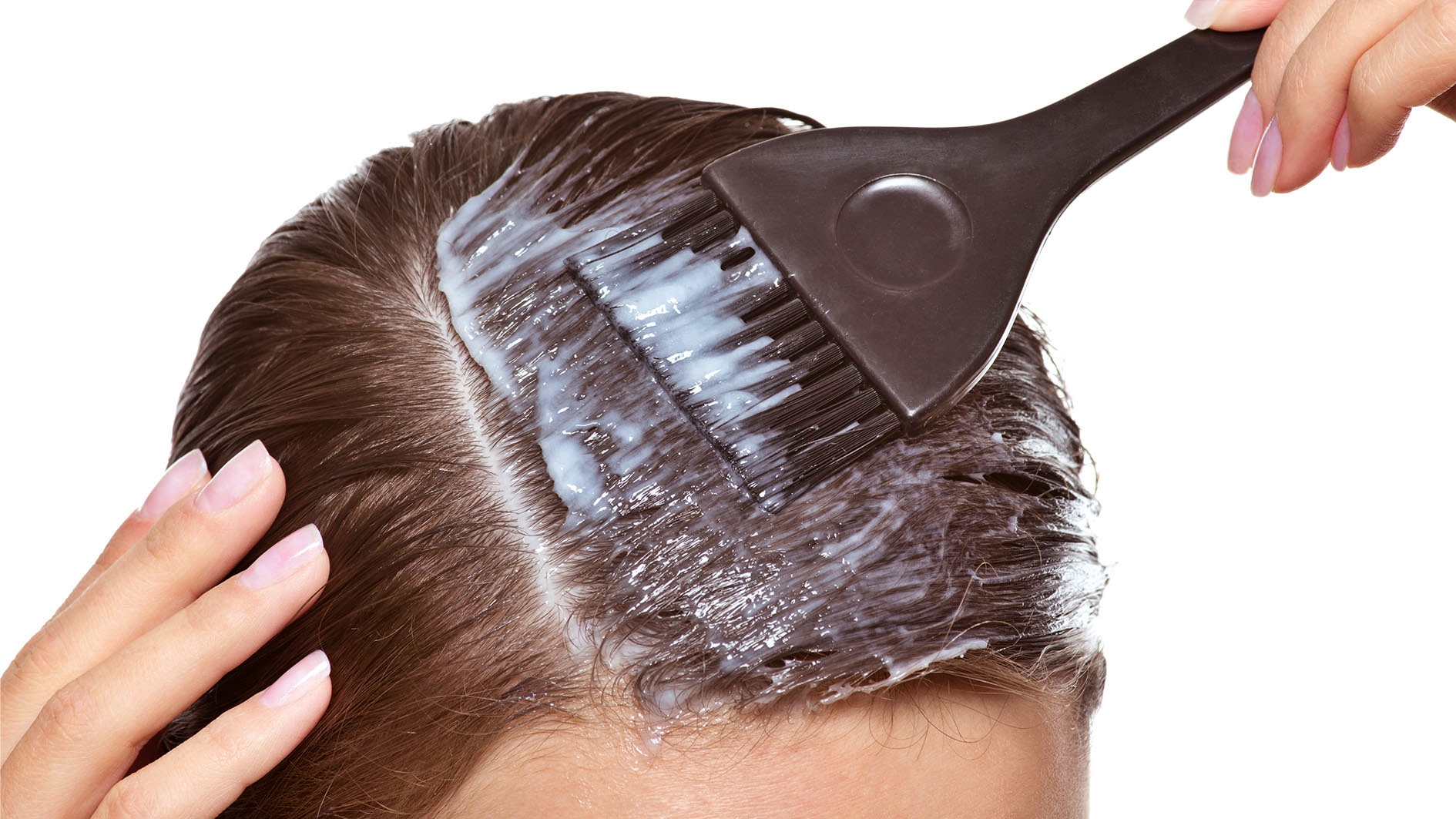 Orang sedang semir atau menyemir rambut