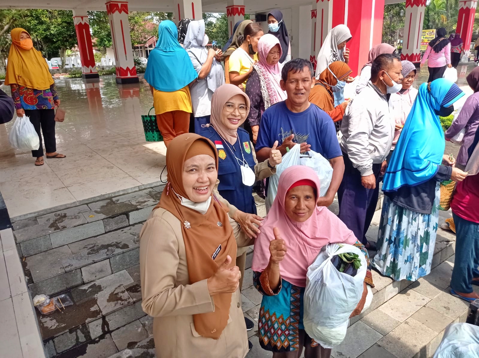 Penyerahan paket sayuran gratis kepada warga kurang mampu di Kabupaten Magelang