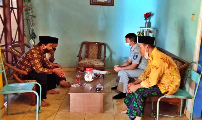 Penyerahan santunan dari Jasa Raharja Magelang kepada keluarga korban kecelakaan di Salaman