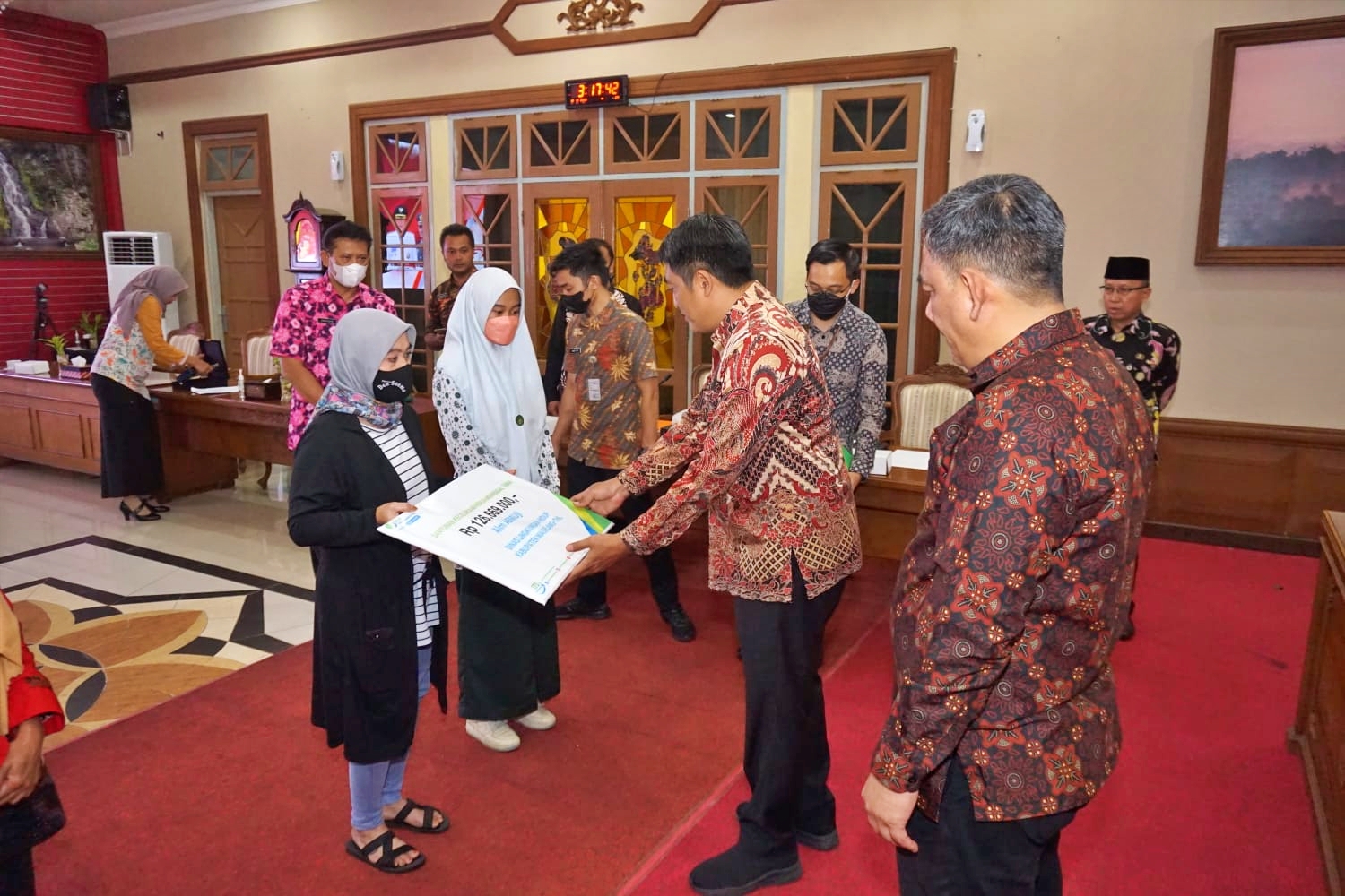 Penyerahan santunan oleh Bupati Magelang kepada akli waris pegawai yang meninggal dunia