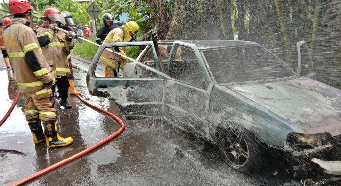 Petugas Damkar Kota Magelang saat memadamkan mobil sedang yang terbakar_foto dok Satpol PP