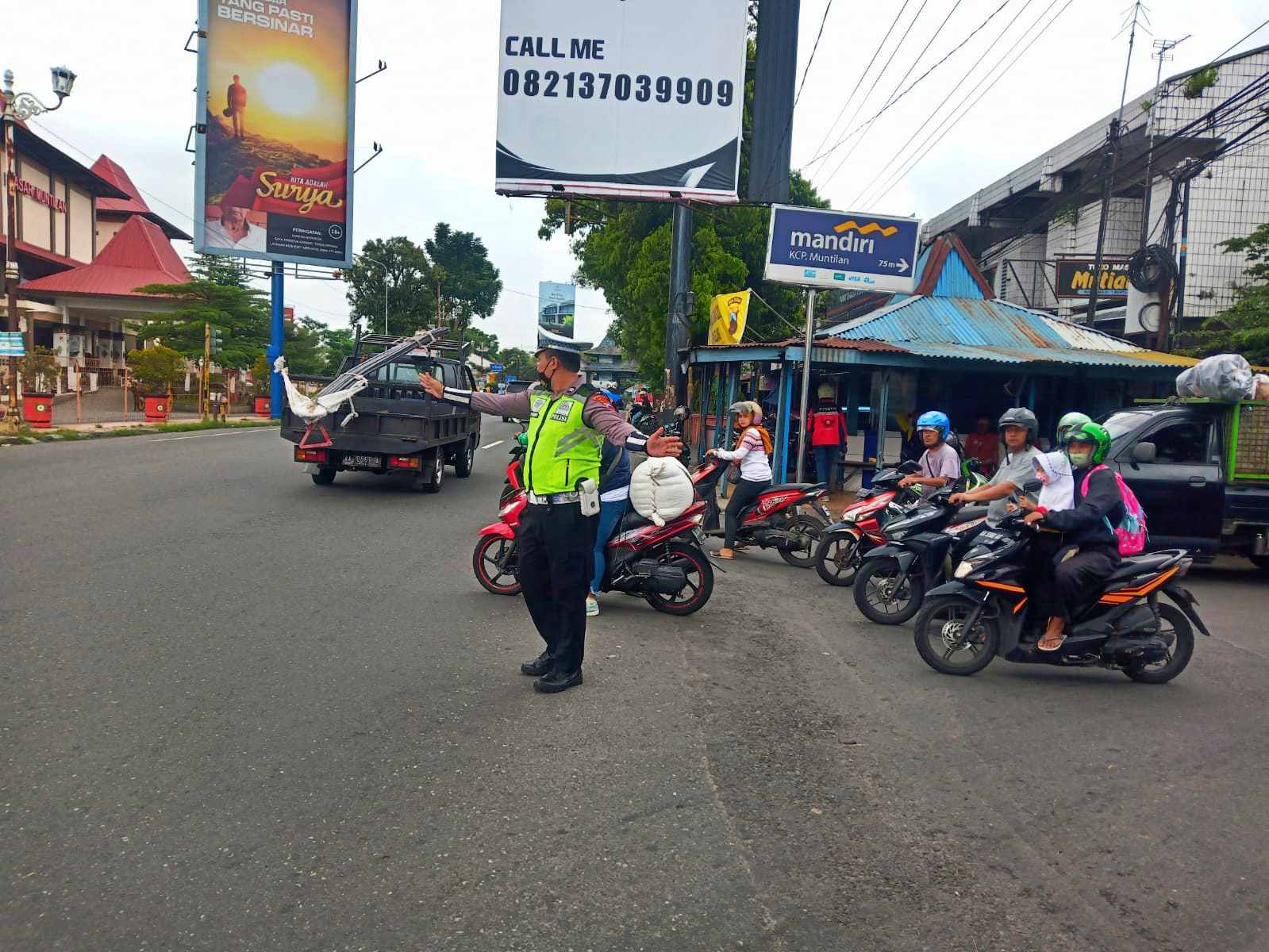 Petugas Satlantas Polres Magelang saat menggelar Operasi Zebra Candi 2022
