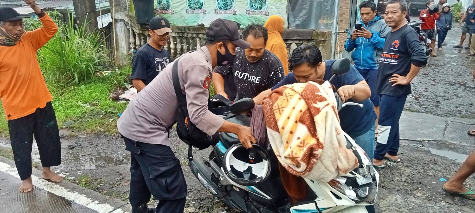 Polisi dan warga saat mengevakuasi sepeda motor milik pelaku pencurian di Sawangan Magelang