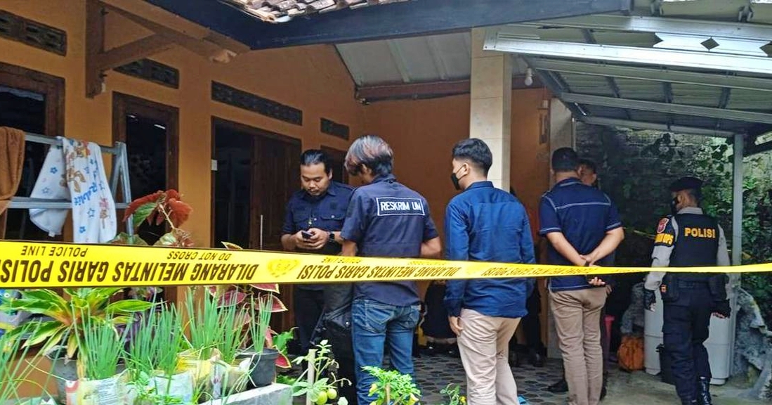 Polisi saat olah tkp Dukun pengganda uang yang bunuh dua pasien