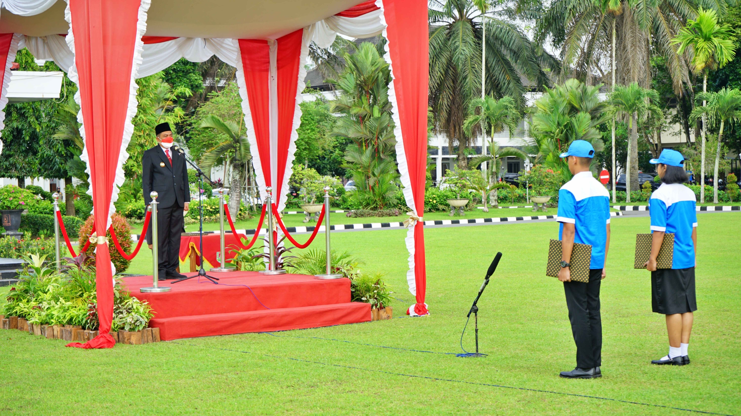 Bupati Magelang Zaenal Abidin saat memimpin Upacara Peringatan Hari Sumpah Pemuda Ke-94 di halaman Setda Kabupaten Magelang.