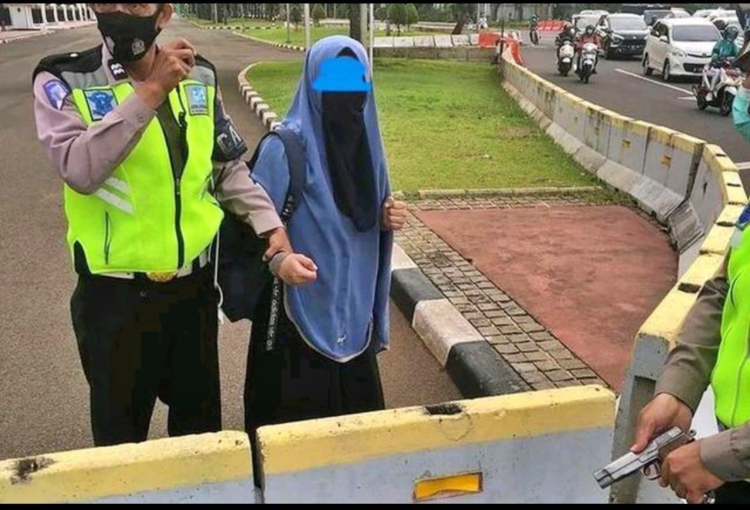 Wanita pembawa senpi di depan istana Merdeka