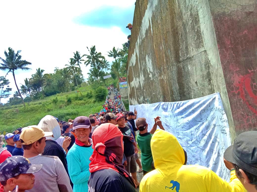 Warta tanda tangani petisi tolak penambangan dengan alat berat di Sungai Tringsing Magelang