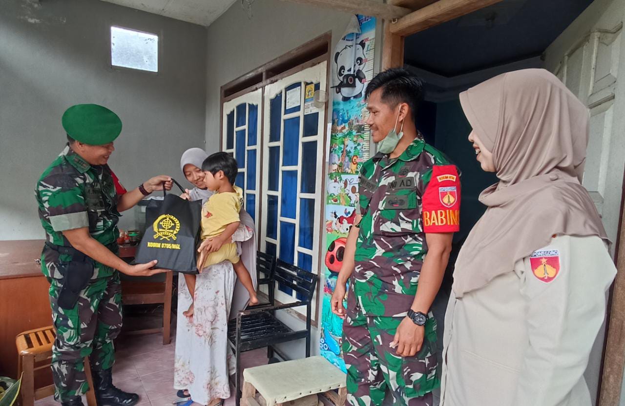 Tekan Stunting, Danramil Mertoyudan Berikan Bingkisan Penambah Gizi ke Warga
