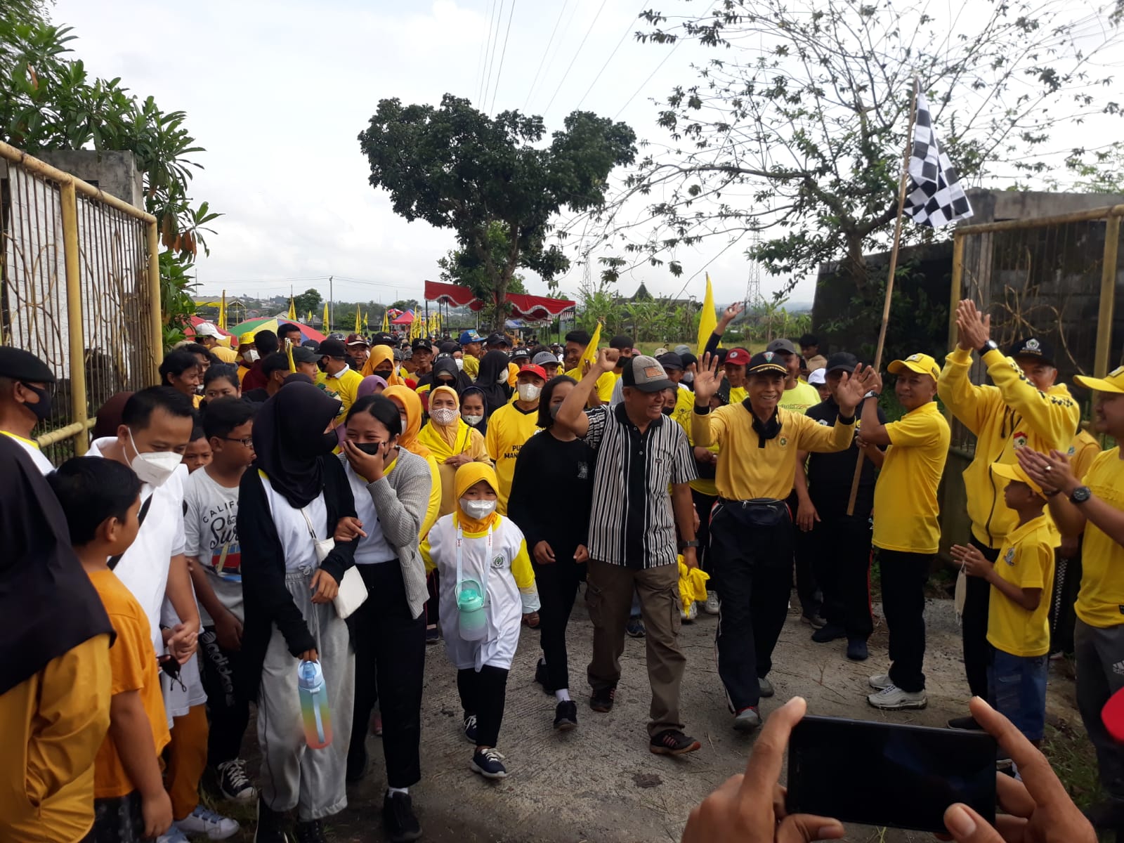 Ribuan Warga Ikuti Jalan Sehat HUT Partai Golkar ke-58 di Magelang