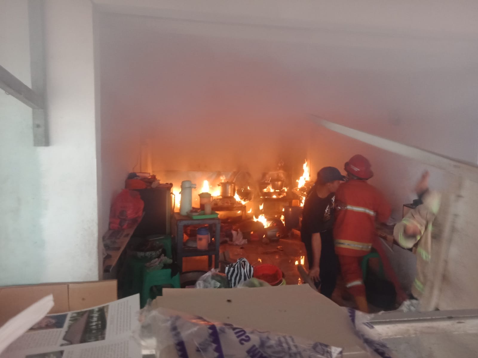 Diduga Selang Tabung Gas Bocor, Sebuah Kios di Pasar Tegalrejo Magelang Terbakar