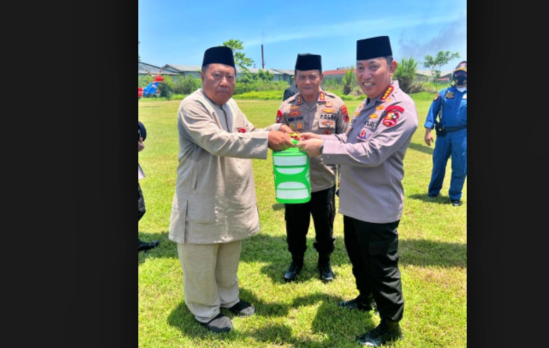 Kapolri hendak take off menuju Rembang. Salah satu penderek Habib Luthfi yang juga Panit Min Intelkam Polsek Pekalongan Timur, Ipda Purwoko tiba-tiba menghampiri Kapolri dan menghaturkan tantangan berisi nasi