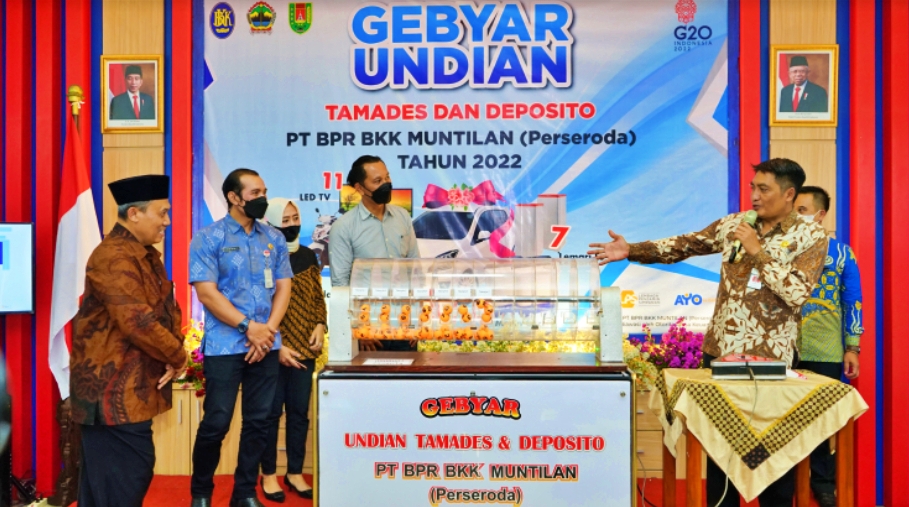Bupati Magelang Zaenal Arifin saat melakukan penarikan undian Utama Tamades dan Deposito PT BPR BKK Muntilan (Perseroda) Tahun 2022