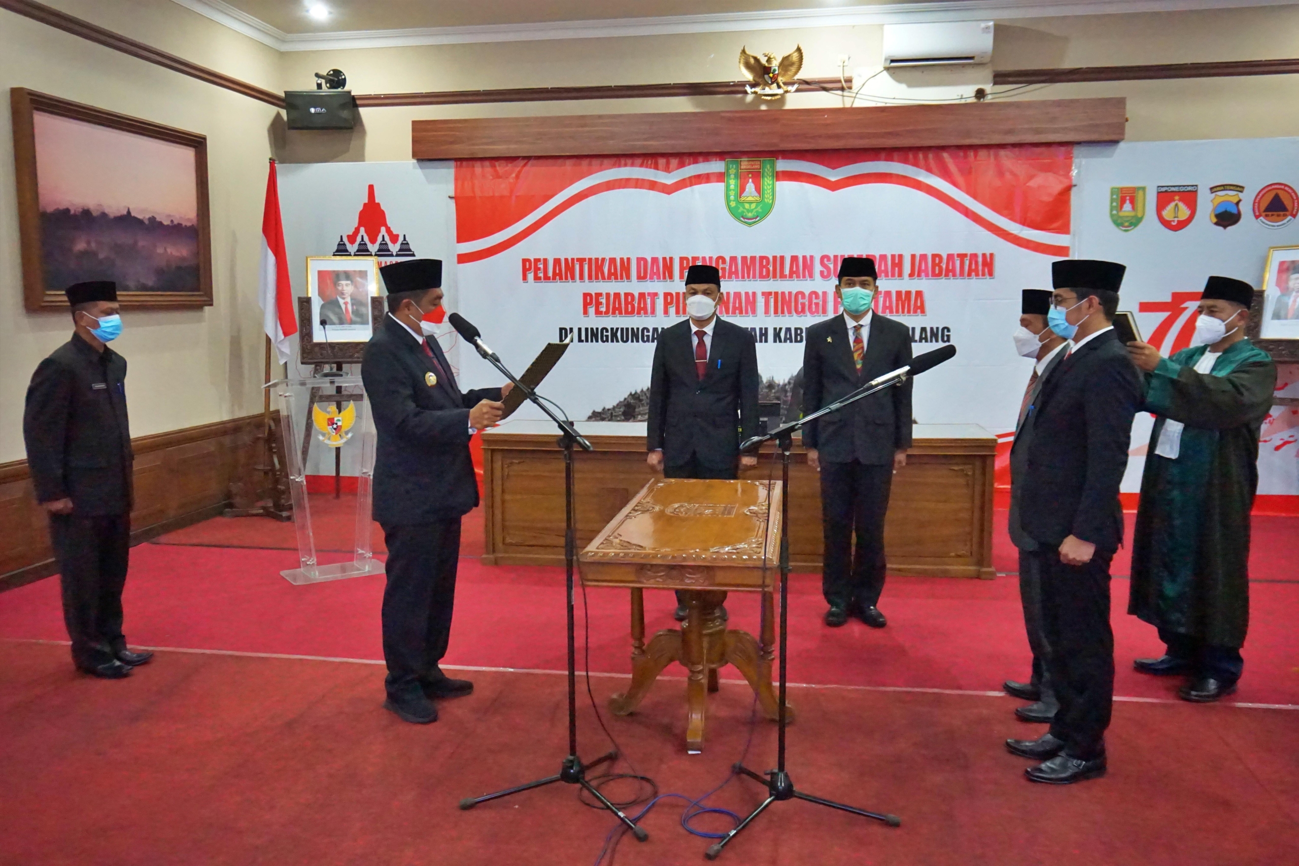 Bupati Magelang saat melantik dan mengambil sumpah jabatan Kepala Dinas Kesehatan dan Kepala Dinas Perpustakaan Dan Kearsipan
