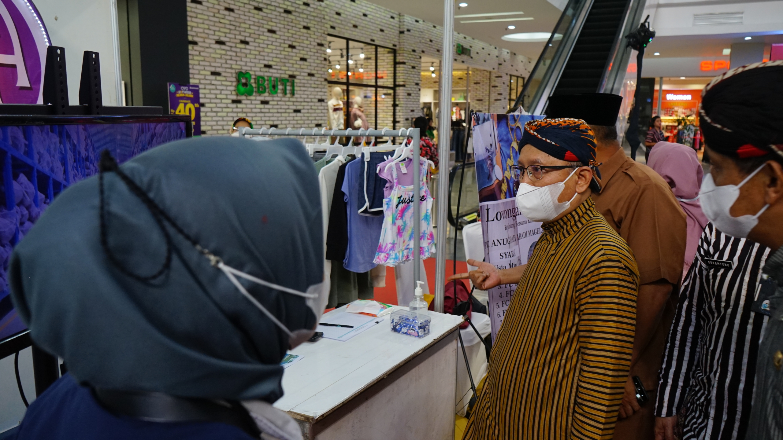 Sekda Magelang saat mengecek stand lowongan kerja di Job Fair Magelang 2022 di Artos Mall Magelang