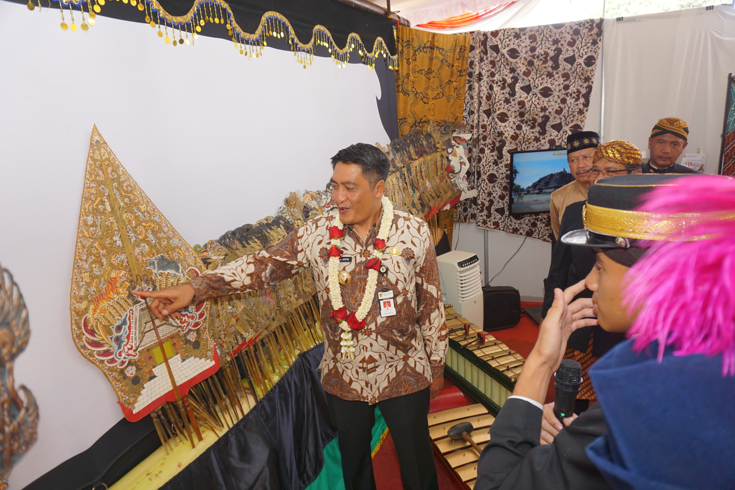 Bupati Magelang Zaenal Arifin didampingi Kepala Sekolah SMA Taruna Nusantara dan jajarannya saat meninjau anjungan seni dan budaya pada acara PANDATARA